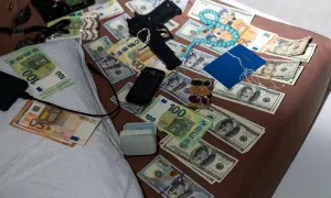 Pistolet, pieniądze (dolary i euro), paszport, biżuteria i telefon komórkowy.