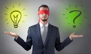 Związany mężczyzna z żarówką i znakiem zapytania. Czy to rozwiązanie problemu, czy kolejne wyzwanie w windykacjach bankowych?
