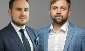 Dwóch mężczyzn w garniturach, gotowych doradzić, w co zainwestować 50 tys.