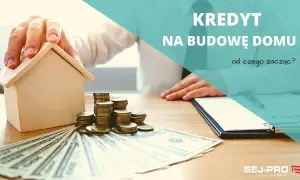Kredyt na budowę domu: stos monet i banknotów obok drewnianego modelu domu. Od czego zacząć?