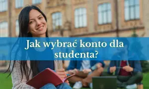 Uśmiechnięta studentka z notatnikiem przed budynkiem uniwersyteckim.