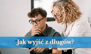 Młody mężczyzna z tatuażami na ręce i okularach, zamyślony, z kobietą nad laptopem. Tekst: "Jak wyjść z długów?". Mam 300 tys długu.