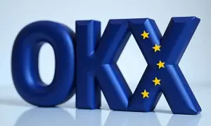 Niebieskie litery OKX z żółtymi gwiazdkami, symbolizujące Europę. Wiele osób szuka okx crypto opinie przed inwestycją.