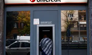 Kobieta korzysta z bankomatu UniCredit.