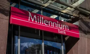 Znak banku Millennium. Słońce odbija się od fasady, tworząc cienie. Może to być miejsce, gdzie dokonano millennium przelew z konta oszczędnościowego.