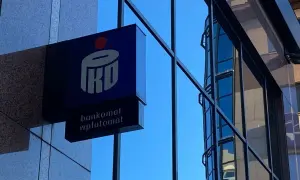 Logo PKO z napisem "bankomat wpłatomat" na tle szklanej fasady budynku. Idealne miejsce na szybkie przelewy przychodzące PKO.
