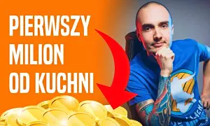 Mężczyzna z tatuażami, stos monet i napis "Pierwszy milion od kuchni".