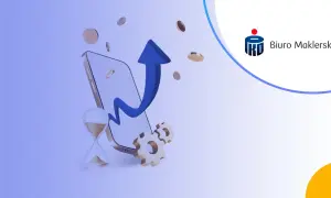 Grafika przedstawia smartfon z rosnącym wykresem, klepsydrę i monety, symbolizujące inwestycje. Biuro Maklerskie PKO BP oferuje usługi, gdzie rachunek maklerski i opłaty są kluczowe.