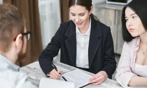 Doradca finansowy omawia z klientami kredyt konsolidacyjny czy warto.