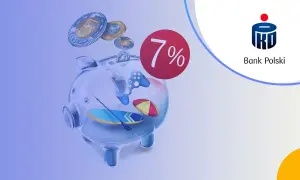 Przezroczysta skarbonka z monetami, zabawkami i parasolką plażową. Obok czerwone kółko z napisem 7%. Logo PKO Bank Polski.