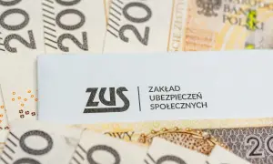 ZUS na tle polskich banknotów 200 zł.