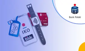 Smartfon z aplikacją IKO i BLIK, karta Visa, smartwatch i zawieszka z symbolami walut. Sprawdź konto za zero PKO BP warunki.
