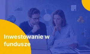 Para analizująca wykresy i dane, zastanawiająca się, czy warto grać na giełdzie, inwestując w fundusze.