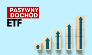 Drewniane klocki ułożone w rosnący wykres, z niebieskimi strzałkami w górę. Napis "PASYWNY DOCHÓD ETF".