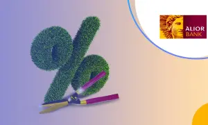 Zielony znak procent z nożycami i logo Alior Bank.