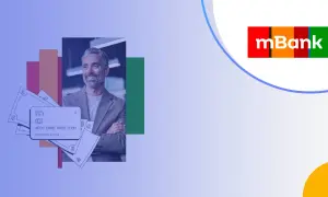 Uśmiechnięty mężczyzna z kartą płatniczą i banknotami. mBank: mkonto intensive opłaty.