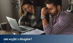 Para zmartwiona przy laptopie, szukająca odpowiedzi na pytanie: jak wyjść z długów? Skuteczne metody są na wyciągnięcie ręki.