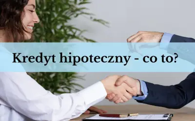 Uśmiechnięta kobieta i mężczyzna podają sobie ręce. Na pierwszym planie klucze i dokumenty. Temat: Kredyt hipoteczny - co to?