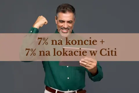 Uśmiechnięty mężczyzna z tabletem, zaciśniętą pięścią i tekstem "7% na koncie + 7% na lokacie w Citi".