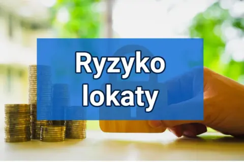 Stosy monet i dłoń trzymająca kartę bankową na tle zieleni. Napis "Ryzyko lokaty".