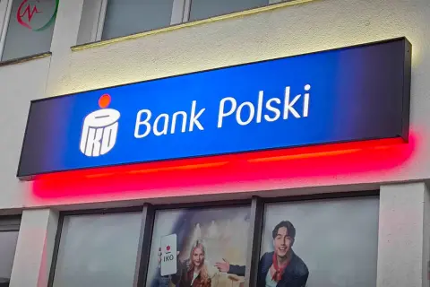 Jasny neon "Bank Polski" z czerwonym podświetleniem. Idealne miejsce, kiedy nowe lokaty w PKO BP kuszą atrakcyjnym oprocentowaniem.