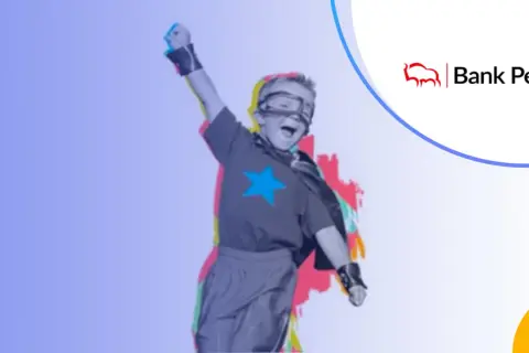 Chłopiec w stroju superbohatera, radośnie unosi rękę. To jakby mój skarb, konto bez minusów, które daje siłę! Bank Pekao.