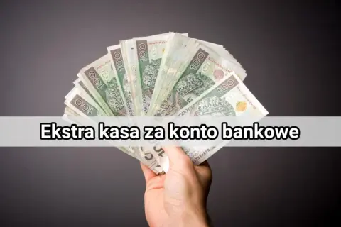 Dłoń trzyma plik banknotów 100 zł. Napis "Ekstra kasa za konto bankowe" sugeruje promocję.