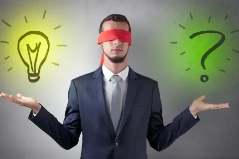 Związany mężczyzna z żarówką i znakiem zapytania. Czy to rozwiązanie problemu, czy kolejne wyzwanie w windykacjach bankowych?