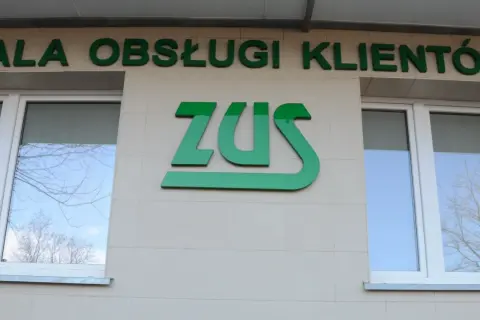 ZUS. Sala obsługi klientów. Czy można wypłacić pieniądze z subkonta za życia? Zapytaj w placówce.
