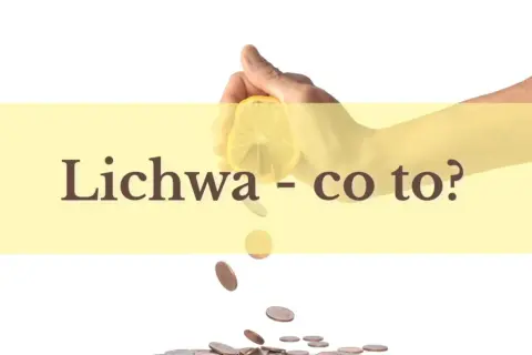 Dłoń wyciska cytrynę nad spadającymi monetami.