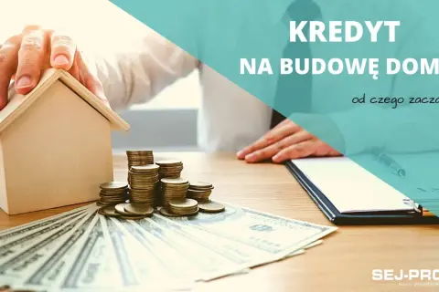 Kredyt na budowę domu: stos monet i banknotów obok drewnianego modelu domu. Od czego zacząć?