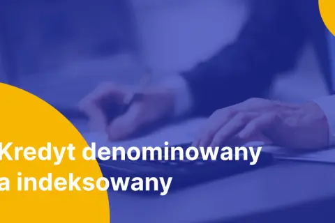 Dłonie osoby w garniturze nad kalkulatorem i dokumentami. Napis "Kredyt denominowany a indeksowany".