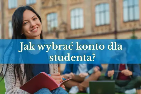 Uśmiechnięta studentka z notatnikiem przed budynkiem uniwersyteckim.