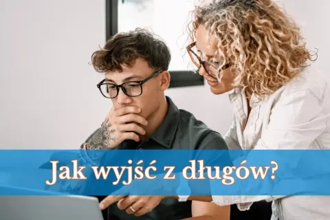 Młody mężczyzna z tatuażami na ręce i okularach, zamyślony, z kobietą nad laptopem. Tekst: "Jak wyjść z długów?". Mam 300 tys długu.