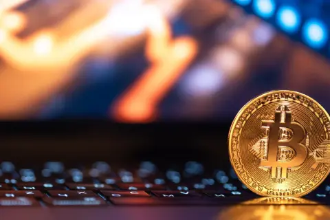 Złoty Bitcoin na klawiaturze, symbolizujący świat kryptowalut. Co to jest i jak działa?