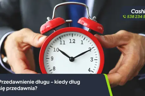 Dłoń trzyma czerwony budzik, symbolizując czas. Kiedy przedawnia się dług w firmie windykacyjnej? Sprawdź, jak działa termin przedawnienia.