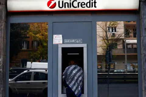 Kobieta korzysta z bankomatu UniCredit.