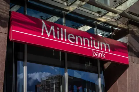 Znak banku Millennium. Słońce odbija się od fasady, tworząc cienie. Może to być miejsce, gdzie dokonano millennium przelew z konta oszczędnościowego.