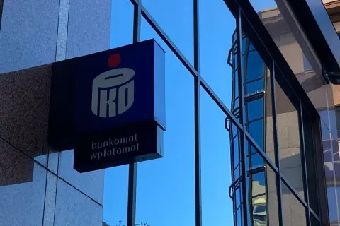 Logo PKO z napisem "bankomat wpłatomat" na tle szklanej fasady budynku. Idealne miejsce na szybkie przelewy przychodzące PKO.