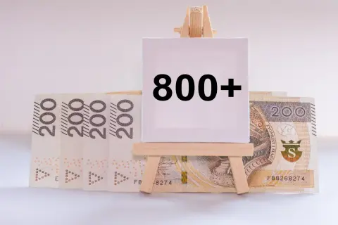 Polskie banknoty 200 zł i tabliczka z napisem "800+".