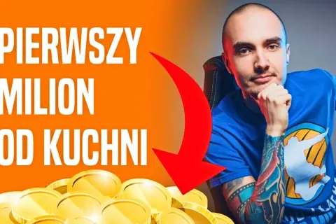 Mężczyzna z tatuażami, stos monet i napis "Pierwszy milion od kuchni".