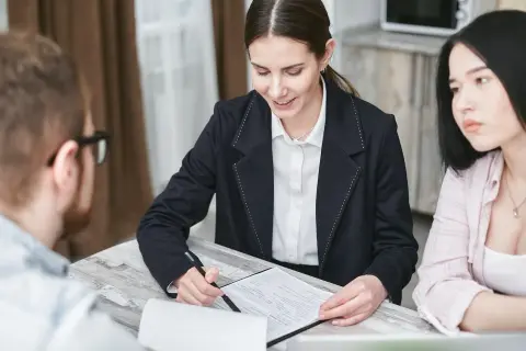 Doradca finansowy omawia z klientami kredyt konsolidacyjny czy warto.