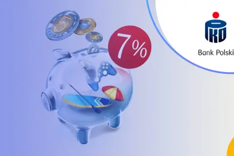 Przezroczysta skarbonka z monetami, zabawkami i parasolką plażową. Obok czerwone kółko z napisem 7%. Logo PKO Bank Polski.