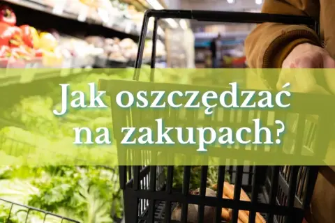 Ręka trzymająca koszyk sklepowy z warzywami, z napisem "Jak oszczędzać na zakupach?".