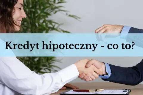 Uśmiechnięta kobieta i mężczyzna podają sobie ręce. Na pierwszym planie klucze i dokumenty. Temat: Kredyt hipoteczny - co to?