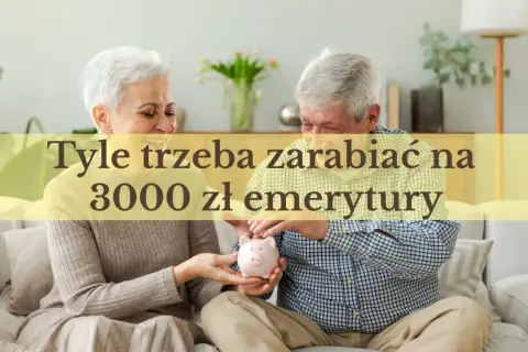 Starsze małżeństwo wkłada monetę do świnki skarbonki.