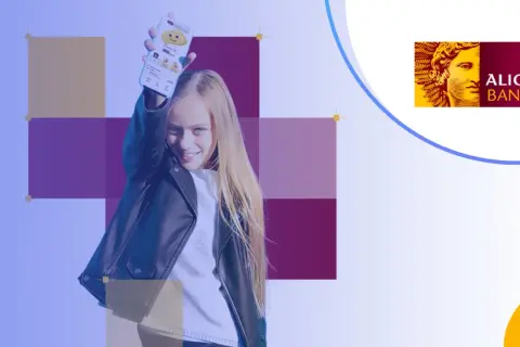 Dziewczyna trzyma smartfon z aplikacją bankową Alior. Logo Alior Bank.