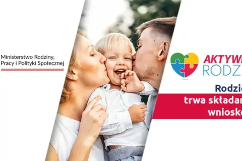 Rodzice całujący uśmiechnięte dziecko, logo "Aktywny Rodzic" i Ministerstwo Rodziny.