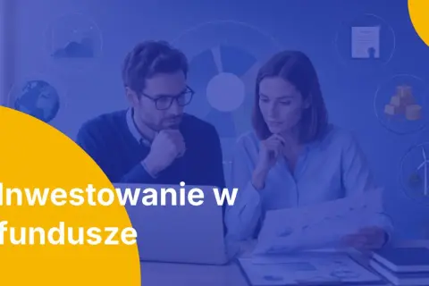Para analizująca wykresy i dane, zastanawiająca się, czy warto grać na giełdzie, inwestując w fundusze.