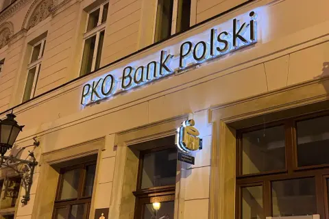 Neony z napisem "PKO Bank Polski" na fasadzie budynku.